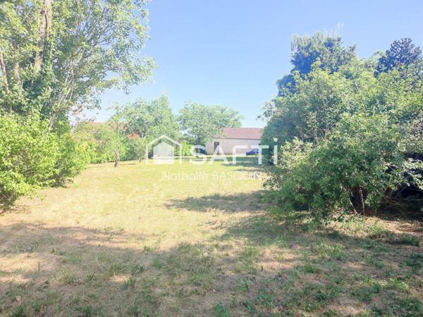 Sur Jardin arboré, beau bâtiment pour créer une habitation sur env. 82 m2 avec extension.