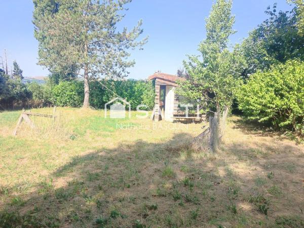 Sur Jardin arboré, beau bâtiment pour créer une habitation sur env. 82 m2 avec extension.