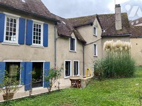 CHARTRES, Quartier Historique,
Jolie Maison de ville du18e rénovée de 180 m2 habitables se com...