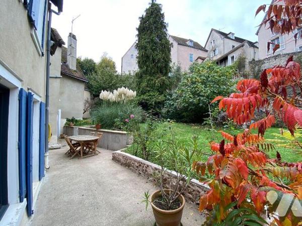 CHARTRES, Quartier Historique,
Jolie Maison de ville du18e rénovée de 180 m2 habitables se com...