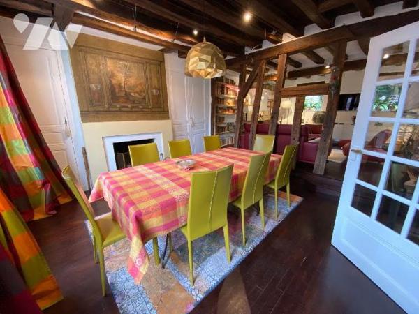 CHARTRES, Quartier Historique,
Jolie Maison de ville du18e rénovée de 180 m2 habitables se com...
