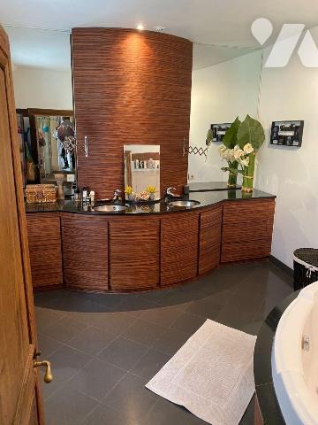 CHARTRES, Quartier Historique,
Jolie Maison de ville du18e rénovée de 180 m2 habitables se com...