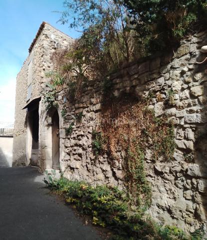 Au cœur du village de Pierrevert, cette remise bénéficie d'un emplacement privilégié ainsi que d'une vue entièrement dégagée sur les environs.

Le bien offre la possibilité de développer jusqu'à environ 100 m² habitables répartis sur deux niveaux.

Destiné aux amateurs de rénovation ou aux investisseurs en quête d'un projet à forte valeur ajoutée, cet ensemble nécessite une réhabilitation complète et d'importants travaux.

Une opportunité rare de créer un bien à son image dans l'un des villages les plus recherchés du secteur.