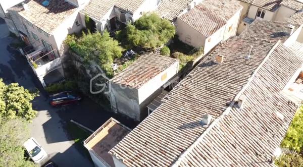 Au cœur du village de Pierrevert, cette remise bénéficie d'un emplacement privilégié ainsi que d'une vue entièrement dégagée sur les environs.

Le bien offre la possibilité de développer jusqu'à environ 100 m² habitables répartis sur deux niveaux.

Destiné aux amateurs de rénovation ou aux investisseurs en quête d'un projet à forte valeur ajoutée, cet ensemble nécessite une réhabilitation complète et d'importants travaux.

Une opportunité rare de créer un bien à son image dans l'un des villages les plus recherchés du secteur.