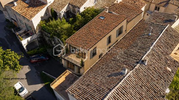 Au cœur du village de Pierrevert, cette remise bénéficie d'un emplacement privilégié ainsi que d'une vue entièrement dégagée sur les environs.

Le bien offre la possibilité de développer jusqu'à environ 100 m² habitables répartis sur deux niveaux.

Destiné aux amateurs de rénovation ou aux investisseurs en quête d'un projet à forte valeur ajoutée, cet ensemble nécessite une réhabilitation complète et d'importants travaux.

Une opportunité rare de créer un bien à son image dans l'un des villages les plus recherchés du secteur.