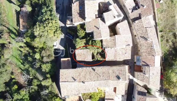 Au cœur du village de Pierrevert, cette remise bénéficie d'un emplacement privilégié ainsi que d'une vue entièrement dégagée sur les environs.

Le bien offre la possibilité de développer jusqu'à environ 100 m² habitables répartis sur deux niveaux.

Destiné aux amateurs de rénovation ou aux investisseurs en quête d'un projet à forte valeur ajoutée, cet ensemble nécessite une réhabilitation complète et d'importants travaux.

Une opportunité rare de créer un bien à son image dans l'un des villages les plus recherchés du secteur.