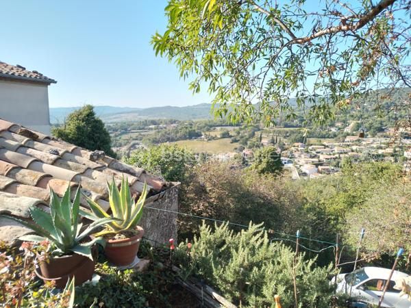 Au cœur du village de Pierrevert, cette remise bénéficie d'un emplacement privilégié ainsi que d'une vue entièrement dégagée sur les environs.

Le bien offre la possibilité de développer jusqu'à environ 100 m² habitables répartis sur deux niveaux.

Destiné aux amateurs de rénovation ou aux investisseurs en quête d'un projet à forte valeur ajoutée, cet ensemble nécessite une réhabilitation complète et d'importants travaux.

Une opportunité rare de créer un bien à son image dans l'un des villages les plus recherchés du secteur.
