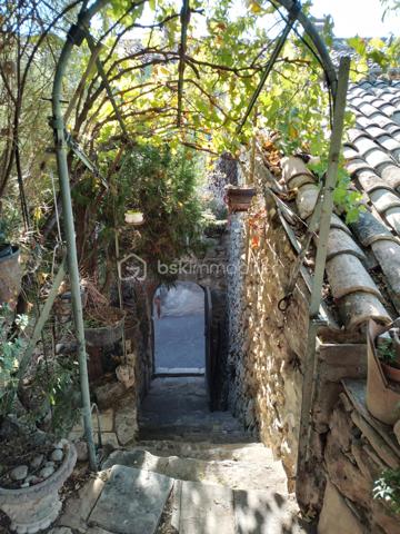 Au cœur du village de Pierrevert, cette remise bénéficie d'un emplacement privilégié ainsi que d'une vue entièrement dégagée sur les environs.

Le bien offre la possibilité de développer jusqu'à environ 100 m² habitables répartis sur deux niveaux.

Destiné aux amateurs de rénovation ou aux investisseurs en quête d'un projet à forte valeur ajoutée, cet ensemble nécessite une réhabilitation complète et d'importants travaux.

Une opportunité rare de créer un bien à son image dans l'un des villages les plus recherchés du secteur.