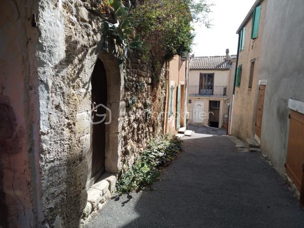 Au cœur du village de Pierrevert, cette remise bénéficie d'un emplacement privilégié ainsi que d'une vue entièrement dégagée sur les environs.

Le bien offre la possibilité de développer jusqu'à environ 100 m² habitables répartis sur deux niveaux.

Destiné aux amateurs de rénovation ou aux investisseurs en quête d'un projet à forte valeur ajoutée, cet ensemble nécessite une réhabilitation complète et d'importants travaux.

Une opportunité rare de créer un bien à son image dans l'un des villages les plus recherchés du secteur.