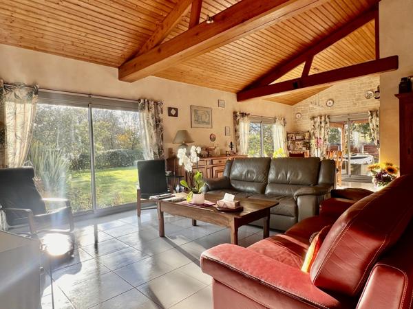 Maison de 123 m² avec grand terrain, piscine couverte, 3 chambres et bureau – Machecoul-Saint-Même (44)