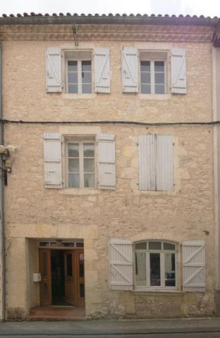 Charmante maison de village en pierre .