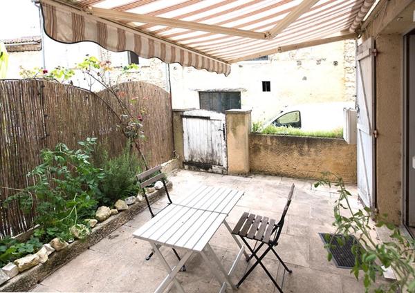 Charmante maison de village en pierre .