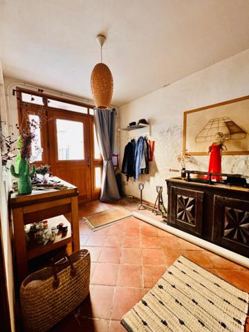 Charmante maison de village en pierre .