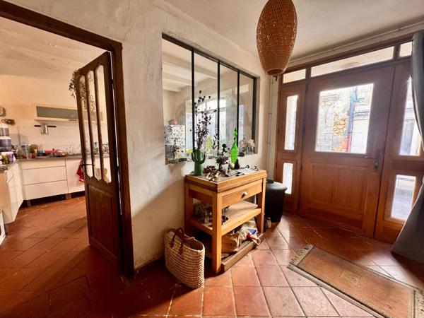 Charmante maison de village en pierre .