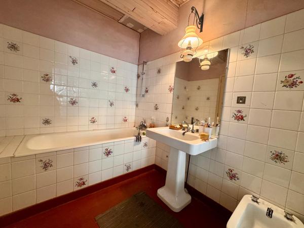 Charmante maison de village en pierre .