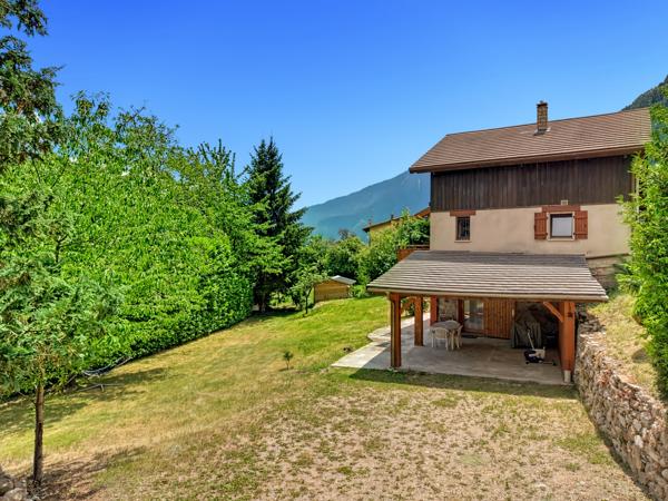 Saint-Martin-Vésubie — Chalet avec appartement indépendant et terrain de 1 054 m²