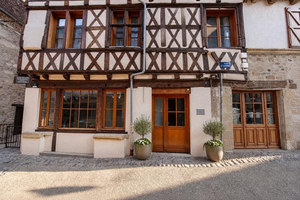 BEAULIEU-SUR-DORDOGNE – IMMEUBLE DE RAPPORT DU XVIIe SIÈCLE AU CŒUR D’UN DES PLUS BEAUX VILLAGE DE FRANCE