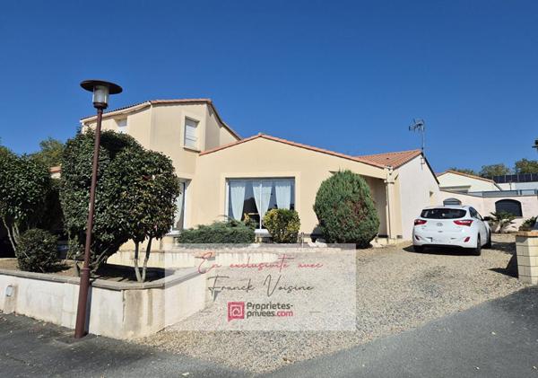 A VENDRE en Exclusivité aux Herbiers, maison de 121 m2 env avec 3 chambres et 1 bureau sur une parcelle de 495 m2 env