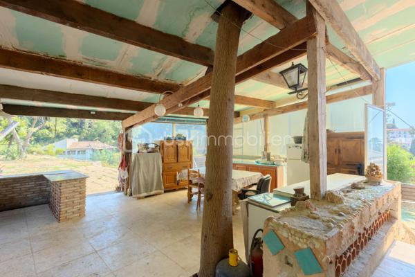 En exclusivité. Située dans l'environnement résidentiel prisé du Val de Gorbio, cette propriété édifiée en 1972 propose une surface de 188,85 m² répartie sur trois niveaux. Elle se distingue par ses volumes, son environnement calme et sa vue dégagée sur la mer et le Cap Martin.

Distribution des espaces :
La maison, qui totalise 8 pièces, offre une excellente flexibilité d'aménagement.

Rez-de-jardin : Un niveau aménagé de manière indépendante, comprenant une pièce de vie avec coin cuisine, deux chambres et une salle d'eau. Cette configuration est particulièrement adaptée pour l'accueil de proches, l'exercice d'une profession libérale ou un projet locatif.

Niveau principal : Une salle à manger prolongée par un balcon, une cuisine indépendante, une chambre, un bureau et une salle d'eau.

Dernier étage : Un espace nuit composé d'une chambre principale, de deux chambres supplémentaires, d'un bureau et d'une salle de bains.

Aménagements extérieurs :
Le terrain arboré de près de 2 500 m² constitue un environnement préservé et intime. Il permet d'envisager de multiples aménagements extérieurs, incluant l'intégration d'une piscine. La propriété dispose également d'une vaste cour facilitant le stationnement de plusieurs véhicules.

Une propriété aux caractéristiques rares sur ce secteur.