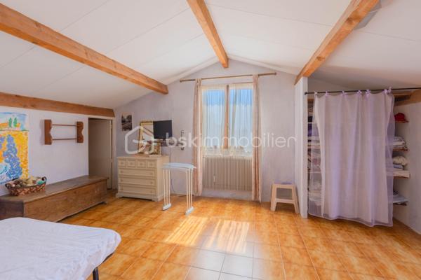 En exclusivité. Située dans l'environnement résidentiel prisé du Val de Gorbio, cette propriété édifiée en 1972 propose une surface de 188,85 m² répartie sur trois niveaux. Elle se distingue par ses volumes, son environnement calme et sa vue dégagée sur la mer et le Cap Martin.

Distribution des espaces :
La maison, qui totalise 8 pièces, offre une excellente flexibilité d'aménagement.

Rez-de-jardin : Un niveau aménagé de manière indépendante, comprenant une pièce de vie avec coin cuisine, deux chambres et une salle d'eau. Cette configuration est particulièrement adaptée pour l'accueil de proches, l'exercice d'une profession libérale ou un projet locatif.

Niveau principal : Une salle à manger prolongée par un balcon, une cuisine indépendante, une chambre, un bureau et une salle d'eau.

Dernier étage : Un espace nuit composé d'une chambre principale, de deux chambres supplémentaires, d'un bureau et d'une salle de bains.

Aménagements extérieurs :
Le terrain arboré de près de 2 500 m² constitue un environnement préservé et intime. Il permet d'envisager de multiples aménagements extérieurs, incluant l'intégration d'une piscine. La propriété dispose également d'une vaste cour facilitant le stationnement de plusieurs véhicules.

Une propriété aux caractéristiques rares sur ce secteur.