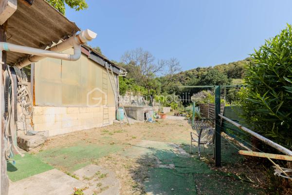 En exclusivité. Située dans l'environnement résidentiel prisé du Val de Gorbio, cette propriété édifiée en 1972 propose une surface de 188,85 m² répartie sur trois niveaux. Elle se distingue par ses volumes, son environnement calme et sa vue dégagée sur la mer et le Cap Martin.

Distribution des espaces :
La maison, qui totalise 8 pièces, offre une excellente flexibilité d'aménagement.

Rez-de-jardin : Un niveau aménagé de manière indépendante, comprenant une pièce de vie avec coin cuisine, deux chambres et une salle d'eau. Cette configuration est particulièrement adaptée pour l'accueil de proches, l'exercice d'une profession libérale ou un projet locatif.

Niveau principal : Une salle à manger prolongée par un balcon, une cuisine indépendante, une chambre, un bureau et une salle d'eau.

Dernier étage : Un espace nuit composé d'une chambre principale, de deux chambres supplémentaires, d'un bureau et d'une salle de bains.

Aménagements extérieurs :
Le terrain arboré de près de 2 500 m² constitue un environnement préservé et intime. Il permet d'envisager de multiples aménagements extérieurs, incluant l'intégration d'une piscine. La propriété dispose également d'une vaste cour facilitant le stationnement de plusieurs véhicules.

Une propriété aux caractéristiques rares sur ce secteur.