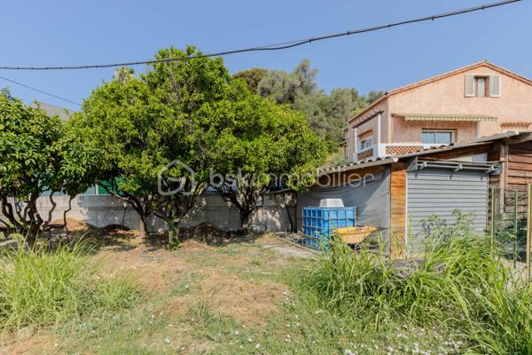 En exclusivité. Située dans l'environnement résidentiel prisé du Val de Gorbio, cette propriété édifiée en 1972 propose une surface de 188,85 m² répartie sur trois niveaux. Elle se distingue par ses volumes, son environnement calme et sa vue dégagée sur la mer et le Cap Martin.

Distribution des espaces :
La maison, qui totalise 8 pièces, offre une excellente flexibilité d'aménagement.

Rez-de-jardin : Un niveau aménagé de manière indépendante, comprenant une pièce de vie avec coin cuisine, deux chambres et une salle d'eau. Cette configuration est particulièrement adaptée pour l'accueil de proches, l'exercice d'une profession libérale ou un projet locatif.

Niveau principal : Une salle à manger prolongée par un balcon, une cuisine indépendante, une chambre, un bureau et une salle d'eau.

Dernier étage : Un espace nuit composé d'une chambre principale, de deux chambres supplémentaires, d'un bureau et d'une salle de bains.

Aménagements extérieurs :
Le terrain arboré de près de 2 500 m² constitue un environnement préservé et intime. Il permet d'envisager de multiples aménagements extérieurs, incluant l'intégration d'une piscine. La propriété dispose également d'une vaste cour facilitant le stationnement de plusieurs véhicules.

Une propriété aux caractéristiques rares sur ce secteur.