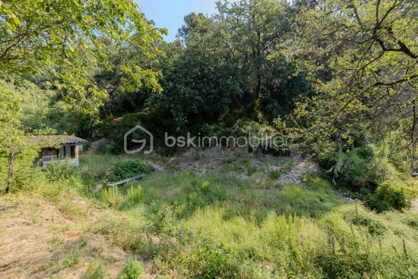 En exclusivité. Située dans l'environnement résidentiel prisé du Val de Gorbio, cette propriété édifiée en 1972 propose une surface de 188,85 m² répartie sur trois niveaux. Elle se distingue par ses volumes, son environnement calme et sa vue dégagée sur la mer et le Cap Martin.

Distribution des espaces :
La maison, qui totalise 8 pièces, offre une excellente flexibilité d'aménagement.

Rez-de-jardin : Un niveau aménagé de manière indépendante, comprenant une pièce de vie avec coin cuisine, deux chambres et une salle d'eau. Cette configuration est particulièrement adaptée pour l'accueil de proches, l'exercice d'une profession libérale ou un projet locatif.

Niveau principal : Une salle à manger prolongée par un balcon, une cuisine indépendante, une chambre, un bureau et une salle d'eau.

Dernier étage : Un espace nuit composé d'une chambre principale, de deux chambres supplémentaires, d'un bureau et d'une salle de bains.

Aménagements extérieurs :
Le terrain arboré de près de 2 500 m² constitue un environnement préservé et intime. Il permet d'envisager de multiples aménagements extérieurs, incluant l'intégration d'une piscine. La propriété dispose également d'une vaste cour facilitant le stationnement de plusieurs véhicules.

Une propriété aux caractéristiques rares sur ce secteur.