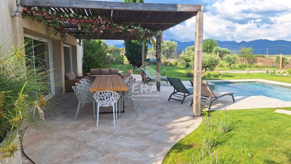 Maison à vendre en Provence proche AIX EN PROVENCE, avec vue et piscine.