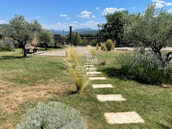 Maison à vendre en Provence proche AIX EN PROVENCE, avec vue et piscine.