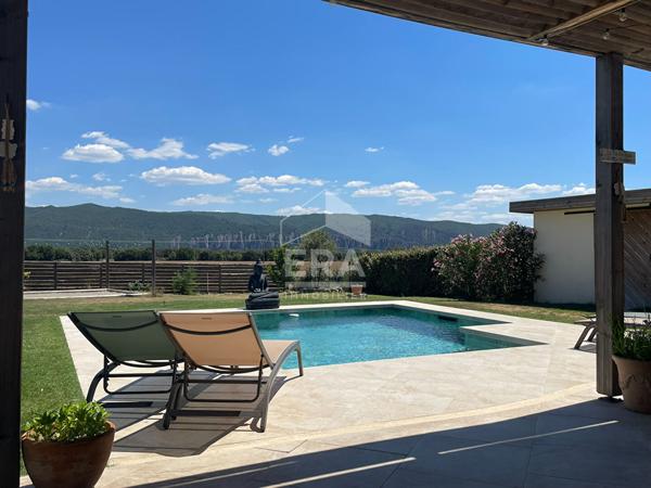 Maison à vendre en Provence proche AIX EN PROVENCE, avec vue et piscine.
