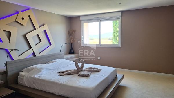 Maison à vendre en Provence proche AIX EN PROVENCE, avec vue et piscine.