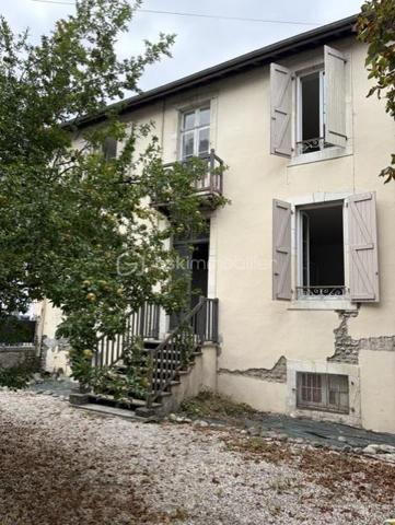 Belle opportunité d'investissement ! 

A PAU - Immeuble/maison de 88m2 divisée en 4 studios meublés d'environ 20m2 chacun, chacun disposant de sa salle d'eau et WC privatif 

- Le plus du bien : 4 studios indépendants, cour privative de 104 m2, sous sol de 44 m2, et  emplacement idéal, à proximité immédiate des commerces, transports, lycées, faculté, et de toutes les commodités.

- Potentiel locatif : les studios étaient loués 350 € chacun charges comprises, soit 1 400 € de revenus potentiel mensuels.

- Des travaux de rénovation sont à prévoir, offrant la possibilité de valoriser le bien et d'optimiser sa rentabilité.

- DPE : E

 Prix du Bien : 220 000 € Frais d'agence inclus 

Une opportunité idéale pour un investisseur souhaitant créer un patrimoine avec un bon potentiel de rendement.
Contactez moi pour organiser une visite et découvrir tout le potentiel de ce bien.