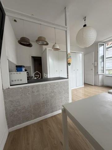 Belle opportunité d'investissement ! 

A PAU - Immeuble/maison de 88m2 divisée en 4 studios meublés d'environ 20m2 chacun, chacun disposant de sa salle d'eau et WC privatif 

- Le plus du bien : 4 studios indépendants, cour privative de 104 m2, sous sol de 44 m2, et  emplacement idéal, à proximité immédiate des commerces, transports, lycées, faculté, et de toutes les commodités.

- Potentiel locatif : les studios étaient loués 350 € chacun charges comprises, soit 1 400 € de revenus potentiel mensuels.

- Des travaux de rénovation sont à prévoir, offrant la possibilité de valoriser le bien et d'optimiser sa rentabilité.

- DPE : E

 Prix du Bien : 220 000 € Frais d'agence inclus 

Une opportunité idéale pour un investisseur souhaitant créer un patrimoine avec un bon potentiel de rendement.
Contactez moi pour organiser une visite et découvrir tout le potentiel de ce bien.
