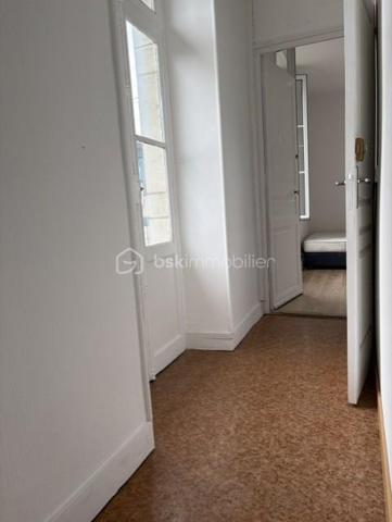 Belle opportunité d'investissement ! 

A PAU - Immeuble/maison de 88m2 divisée en 4 studios meublés d'environ 20m2 chacun, chacun disposant de sa salle d'eau et WC privatif 

- Le plus du bien : 4 studios indépendants, cour privative de 104 m2, sous sol de 44 m2, et  emplacement idéal, à proximité immédiate des commerces, transports, lycées, faculté, et de toutes les commodités.

- Potentiel locatif : les studios étaient loués 350 € chacun charges comprises, soit 1 400 € de revenus potentiel mensuels.

- Des travaux de rénovation sont à prévoir, offrant la possibilité de valoriser le bien et d'optimiser sa rentabilité.

- DPE : E

 Prix du Bien : 220 000 € Frais d'agence inclus 

Une opportunité idéale pour un investisseur souhaitant créer un patrimoine avec un bon potentiel de rendement.
Contactez moi pour organiser une visite et découvrir tout le potentiel de ce bien.