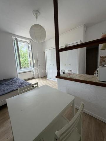 Belle opportunité d'investissement ! 

A PAU - Immeuble/maison de 88m2 divisée en 4 studios meublés d'environ 20m2 chacun, chacun disposant de sa salle d'eau et WC privatif 

- Le plus du bien : 4 studios indépendants, cour privative de 104 m2, sous sol de 44 m2, et  emplacement idéal, à proximité immédiate des commerces, transports, lycées, faculté, et de toutes les commodités.

- Potentiel locatif : les studios étaient loués 350 € chacun charges comprises, soit 1 400 € de revenus potentiel mensuels.

- Des travaux de rénovation sont à prévoir, offrant la possibilité de valoriser le bien et d'optimiser sa rentabilité.

- DPE : E

 Prix du Bien : 220 000 € Frais d'agence inclus 

Une opportunité idéale pour un investisseur souhaitant créer un patrimoine avec un bon potentiel de rendement.
Contactez moi pour organiser une visite et découvrir tout le potentiel de ce bien.