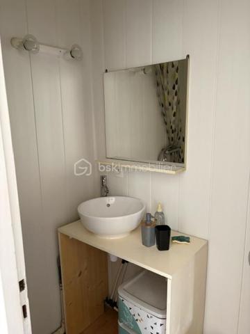 Belle opportunité d'investissement ! 

A PAU - Immeuble/maison de 88m2 divisée en 4 studios meublés d'environ 20m2 chacun, chacun disposant de sa salle d'eau et WC privatif 

- Le plus du bien : 4 studios indépendants, cour privative de 104 m2, sous sol de 44 m2, et  emplacement idéal, à proximité immédiate des commerces, transports, lycées, faculté, et de toutes les commodités.

- Potentiel locatif : les studios étaient loués 350 € chacun charges comprises, soit 1 400 € de revenus potentiel mensuels.

- Des travaux de rénovation sont à prévoir, offrant la possibilité de valoriser le bien et d'optimiser sa rentabilité.

- DPE : E

 Prix du Bien : 220 000 € Frais d'agence inclus 

Une opportunité idéale pour un investisseur souhaitant créer un patrimoine avec un bon potentiel de rendement.
Contactez moi pour organiser une visite et découvrir tout le potentiel de ce bien.