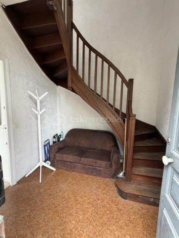 Belle opportunité d'investissement ! 

A PAU - Immeuble/maison de 88m2 divisée en 4 studios meublés d'environ 20m2 chacun, chacun disposant de sa salle d'eau et WC privatif 

- Le plus du bien : 4 studios indépendants, cour privative de 104 m2, sous sol de 44 m2, et  emplacement idéal, à proximité immédiate des commerces, transports, lycées, faculté, et de toutes les commodités.

- Potentiel locatif : les studios étaient loués 350 € chacun charges comprises, soit 1 400 € de revenus potentiel mensuels.

- Des travaux de rénovation sont à prévoir, offrant la possibilité de valoriser le bien et d'optimiser sa rentabilité.

- DPE : E

 Prix du Bien : 220 000 € Frais d'agence inclus 

Une opportunité idéale pour un investisseur souhaitant créer un patrimoine avec un bon potentiel de rendement.
Contactez moi pour organiser une visite et découvrir tout le potentiel de ce bien.