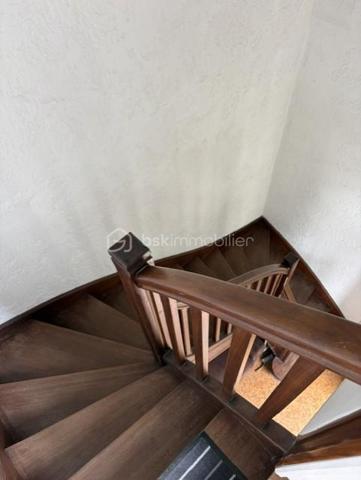 Belle opportunité d'investissement ! 

A PAU - Immeuble/maison de 88m2 divisée en 4 studios meublés d'environ 20m2 chacun, chacun disposant de sa salle d'eau et WC privatif 

- Le plus du bien : 4 studios indépendants, cour privative de 104 m2, sous sol de 44 m2, et  emplacement idéal, à proximité immédiate des commerces, transports, lycées, faculté, et de toutes les commodités.

- Potentiel locatif : les studios étaient loués 350 € chacun charges comprises, soit 1 400 € de revenus potentiel mensuels.

- Des travaux de rénovation sont à prévoir, offrant la possibilité de valoriser le bien et d'optimiser sa rentabilité.

- DPE : E

 Prix du Bien : 220 000 € Frais d'agence inclus 

Une opportunité idéale pour un investisseur souhaitant créer un patrimoine avec un bon potentiel de rendement.
Contactez moi pour organiser une visite et découvrir tout le potentiel de ce bien.