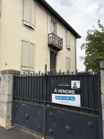 Belle opportunité d'investissement ! 

A PAU - Immeuble/maison de 88m2 divisée en 4 studios meublés d'environ 20m2 chacun, chacun disposant de sa salle d'eau et WC privatif 

- Le plus du bien : 4 studios indépendants, cour privative de 104 m2, sous sol de 44 m2, et  emplacement idéal, à proximité immédiate des commerces, transports, lycées, faculté, et de toutes les commodités.

- Potentiel locatif : les studios étaient loués 350 € chacun charges comprises, soit 1 400 € de revenus potentiel mensuels.

- Des travaux de rénovation sont à prévoir, offrant la possibilité de valoriser le bien et d'optimiser sa rentabilité.

- DPE : E

 Prix du Bien : 220 000 € Frais d'agence inclus 

Une opportunité idéale pour un investisseur souhaitant créer un patrimoine avec un bon potentiel de rendement.
Contactez moi pour organiser une visite et découvrir tout le potentiel de ce bien.