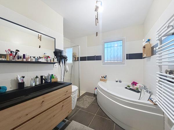 Maison récente de plain-pied 5 pièces avec piscine ? 103 m² ? Livron-sur-Drôme