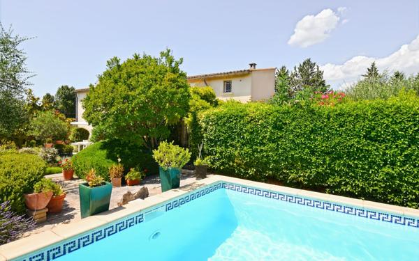 Maison à vendre    5 pièces •  Uzès