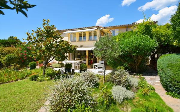 Maison à vendre    5 pièces •  Uzès