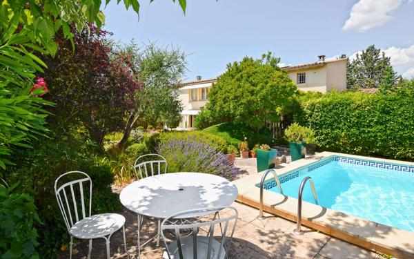 Maison à vendre    5 pièces •  Uzès