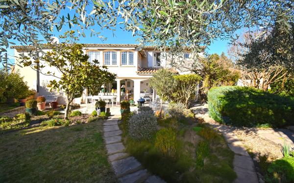 Maison à vendre    5 pièces •  Uzès