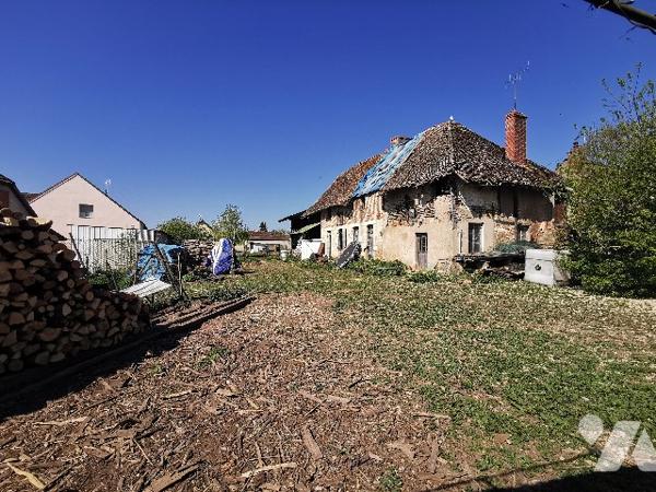Très rare !  venez découvrir ce grand terrain avec grange en plein cœur de SAINT USAGE.