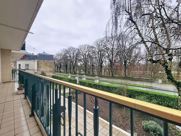 RARE AU QUAI PAUL BERT, PROCHE TRAMWAY, APPARTEMENT T5+BALCON+PARKING ET GARAGE+ CAVE