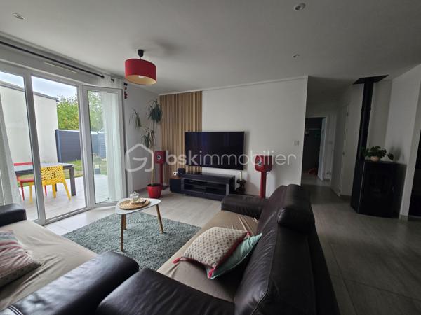 À Saint-Gelais, découvrez cette maison construite en 2014, offrant environ 80 m² habitables sur une parcelle de 358 m².

Fonctionnelle et agréable à vivre, elle propose un espace de vie convivial ainsi que 3 chambres, idéal pour une famille, un couple ou un premier achat.

Côté confort, la maison est équipée d’un poêle à granulés, apportant une chaleur agréable et économique au quotidien.

À l’extérieur, vous profiterez d’une parcelle de 358 m², facile à entretenir et adaptée à une vie de famille.

Une maison récente, pratique et située dans une commune recherchée aux portes de Niort.

DPE en cours de réalisation.

📍 Saint-Gelais
🏡 Environ 80 m² habitables
🛏️ 3 chambres
🌿 Parcelle de 358 m²
🔥 Poêle à granulés
📅 Construction 2014
💶 197 000 € FAI

Pour plus d’informations ou organiser une visite, contactez-moi.