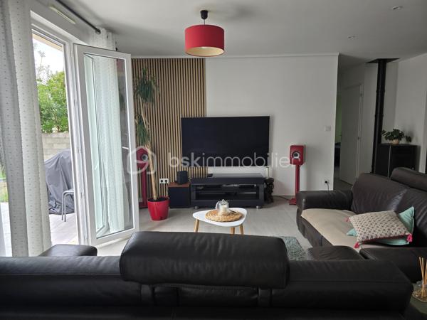 À Saint-Gelais, découvrez cette maison construite en 2014, offrant environ 80 m² habitables sur une parcelle de 358 m².

Fonctionnelle et agréable à vivre, elle propose un espace de vie convivial ainsi que 3 chambres, idéal pour une famille, un couple ou un premier achat.

Côté confort, la maison est équipée d’un poêle à granulés, apportant une chaleur agréable et économique au quotidien.

À l’extérieur, vous profiterez d’une parcelle de 358 m², facile à entretenir et adaptée à une vie de famille.

Une maison récente, pratique et située dans une commune recherchée aux portes de Niort.

DPE en cours de réalisation.

📍 Saint-Gelais
🏡 Environ 80 m² habitables
🛏️ 3 chambres
🌿 Parcelle de 358 m²
🔥 Poêle à granulés
📅 Construction 2014
💶 197 000 € FAI

Pour plus d’informations ou organiser une visite, contactez-moi.