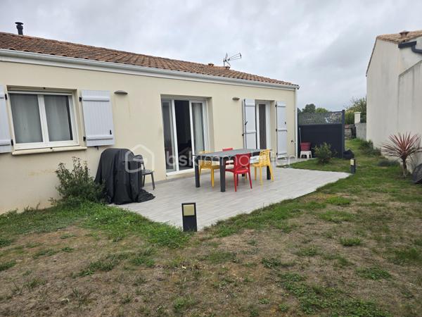 À Saint-Gelais, découvrez cette maison construite en 2014, offrant environ 80 m² habitables sur une parcelle de 358 m².

Fonctionnelle et agréable à vivre, elle propose un espace de vie convivial ainsi que 3 chambres, idéal pour une famille, un couple ou un premier achat.

Côté confort, la maison est équipée d’un poêle à granulés, apportant une chaleur agréable et économique au quotidien.

À l’extérieur, vous profiterez d’une parcelle de 358 m², facile à entretenir et adaptée à une vie de famille.

Une maison récente, pratique et située dans une commune recherchée aux portes de Niort.

DPE en cours de réalisation.

📍 Saint-Gelais
🏡 Environ 80 m² habitables
🛏️ 3 chambres
🌿 Parcelle de 358 m²
🔥 Poêle à granulés
📅 Construction 2014
💶 197 000 € FAI

Pour plus d’informations ou organiser une visite, contactez-moi.
