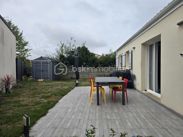À Saint-Gelais, découvrez cette maison construite en 2014, offrant environ 80 m² habitables sur une parcelle de 358 m².

Fonctionnelle et agréable à vivre, elle propose un espace de vie convivial ainsi que 3 chambres, idéal pour une famille, un couple ou un premier achat.

Côté confort, la maison est équipée d’un poêle à granulés, apportant une chaleur agréable et économique au quotidien.

À l’extérieur, vous profiterez d’une parcelle de 358 m², facile à entretenir et adaptée à une vie de famille.

Une maison récente, pratique et située dans une commune recherchée aux portes de Niort.

DPE en cours de réalisation.

📍 Saint-Gelais
🏡 Environ 80 m² habitables
🛏️ 3 chambres
🌿 Parcelle de 358 m²
🔥 Poêle à granulés
📅 Construction 2014
💶 197 000 € FAI

Pour plus d’informations ou organiser une visite, contactez-moi.